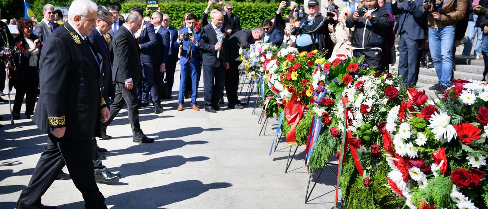 Der russische Botschafter Netschajew legt am Sowjetischen Ehrenmal in Berlin-Tiergarten einen Kranz nieder.