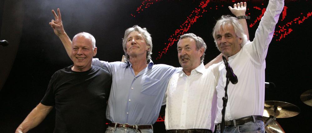 Die Bandmitglieder bei einer historischen Wiedervereinigung im Jahr 2005. Mit einer neu aufgelegten Version ihres legendären Musikfilms landet die Band ihr mittlerweile achtes Nummer-eins-Album.