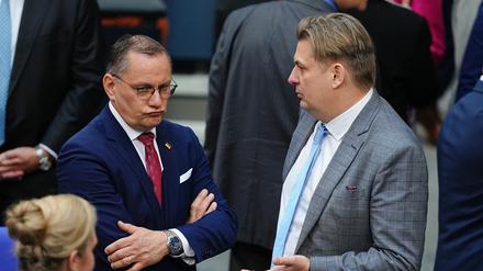 AfD-Bundesvorsitzender Tino Chrupalla (l.) und Fraktionsmitglied Maximilian Krah unterhalten sich vor der konstituierenden Sitzung des neuen Bundestags.