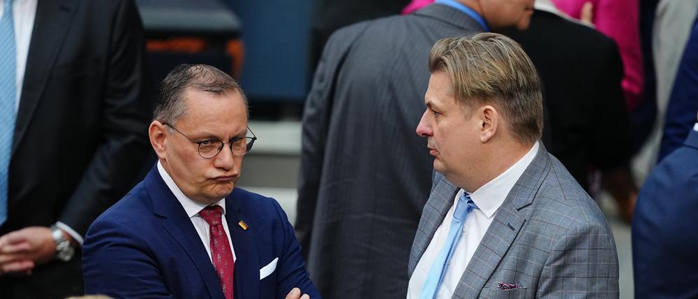 AfD-Bundesvorsitzender Tino Chrupalla (l.) und Fraktionsmitglied Maximilian Krah unterhalten sich vor der konstituierenden Sitzung des neuen Bundestags.