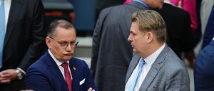 AfD-Bundesvorsitzender Tino Chrupalla (l.) und Fraktionsmitglied Maximilian Krah unterhalten sich vor der konstituierenden Sitzung des neuen Bundestags.