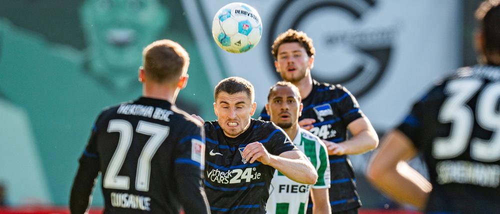 Augen zu und durch. Jonjoe Kenny klärt für Hertha BSC per Kopf.