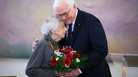 Der Bundespräsident und Margot Friedländer 2023 bei einer Veranstaltung im Schloss Bellevue. Hier gratulierte er ihr nachträglich zum 102. Geburtstag. 