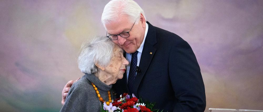 Der Bundespräsident und Margot Friedländer 2023 bei einer Veranstaltung im Schloss Bellevue. Hier gratulierte er ihr nachträglich zum 102. Geburtstag.