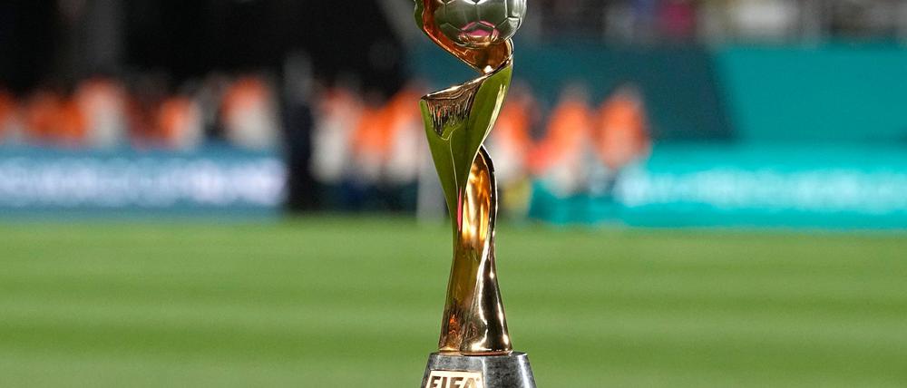 Künftig spielen mehr Teams um diese Trophäe.