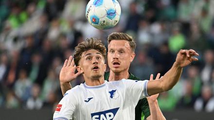 Hoffenheims Tom Bischof (l) und Wolfsburgs Yannick Gerhardt.im Zweikampf.