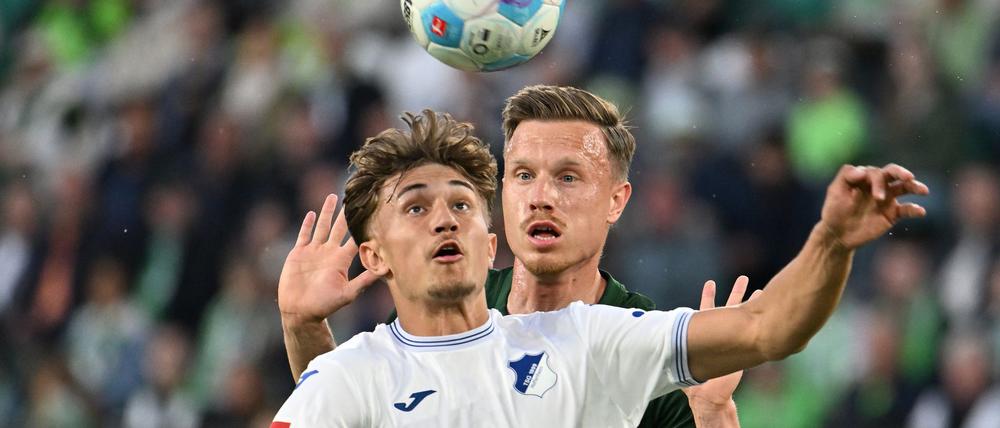 Hoffenheims Tom Bischof (l) und Wolfsburgs Yannick Gerhardt.im Zweikampf.