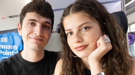Mit der Deutschen Bahn geht es für das Geschwister-Duo nach Basel.