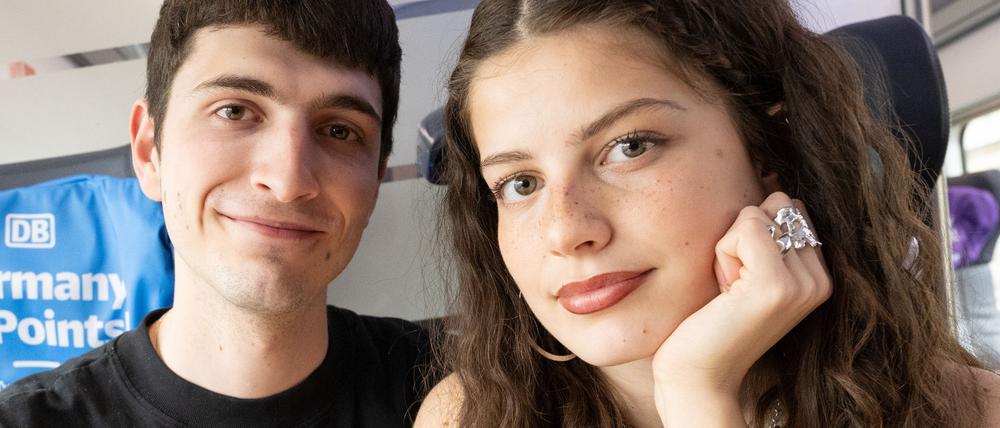 Mit der Deutschen Bahn geht es für das Geschwister-Duo nach Basel.