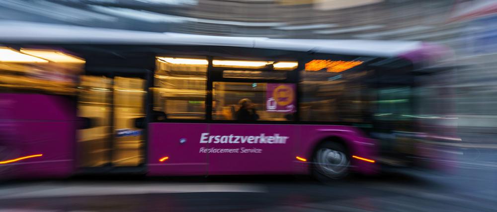 Während den Baumaßnahmen auf der Riedbahn zwischen Frankfurt und Mannheim setzte die Bahn rund 150 Ersatzbusse ein. (Archivbild)