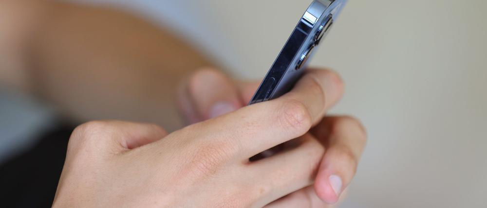 Übers Internet werden Bilder und Videos von Polizei-Einsätzen verbreitet - das kann Folgen haben. (Symbolbild)