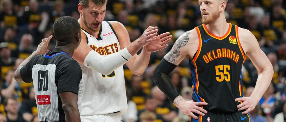 Isaiah Hartenstein (r.) verbuchte für die Oklahoma City Thunder zehn Punkte gegen die Denver Nuggets.