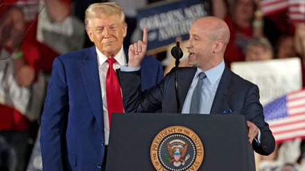 Der Berater von Donald Trump, Stephen Miller (rechts), und der US-Präsident bei einem Auftritt vor Anhängern in Warren in  Michigan.