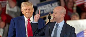 Der Berater von Donald Trump, Stephen Miller (rechts), und der US-Präsident bei einem Auftritt vor Anhängern in Warren in  Michigan.