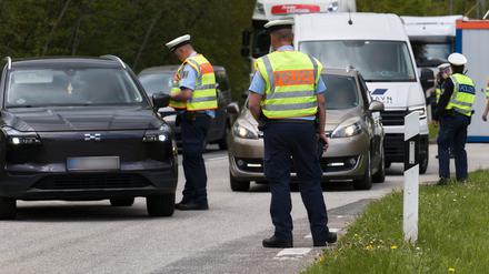 Polizisten führen an der deutsch-dänischen Grenze im Kreis Schleswig-Flensburg Kontrollen durch.