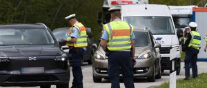 Polizisten führen an der deutsch-dänischen Grenze im Kreis Schleswig-Flensburg Kontrollen durch.