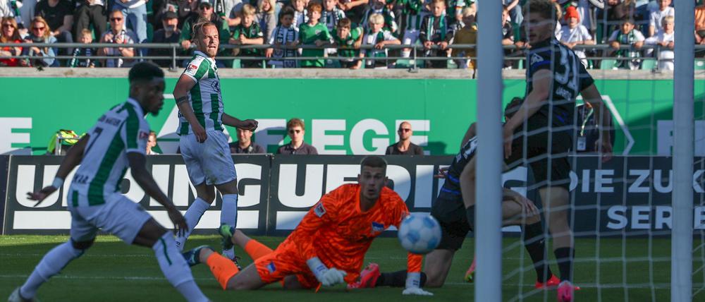 Traumhaft mit der Hacke leitete Jorrit Hendrix (2.v.l.) die Berliner Niederlage ein.