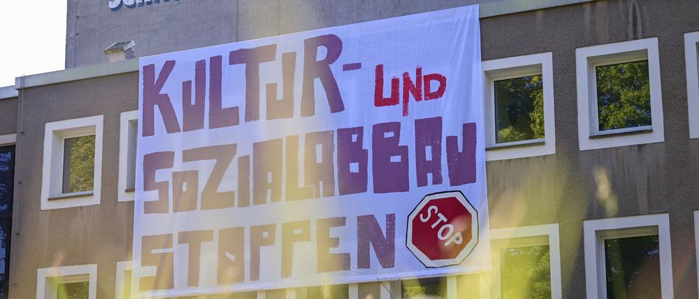 Aktivisten haben das Chemnitzer Schauspielhaus besetzt und protestieren gegen Kultur- und Sozialabbau.