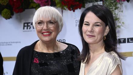 Claudia Roth und Annalena Baerbock bei der 75. Verleihung des Deutschen Filmpreises.