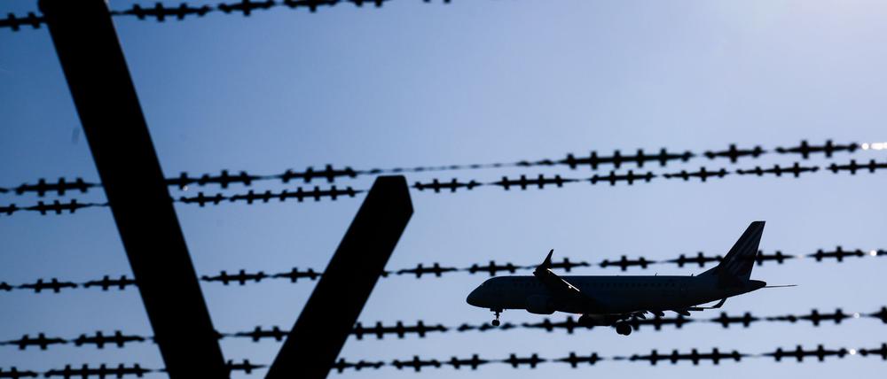 Die Gewerkschaft der Polizei in Niedersachsen fordert mehr Personal - auch um bei Rückführungen die Landesaufnahmebehörde unterstützen zu können. (Symbolbild)