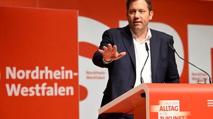 SPD-Bundesparteichef Lars Klingbeil weht von der nordrhein-westfälischen Basis ein scharfer Wind entgegen. 