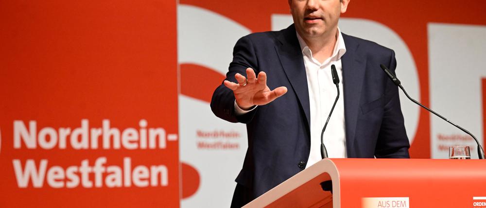 SPD-Bundesparteichef Lars Klingbeil weht von der nordrhein-westfälischen Basis ein scharfer Wind entgegen.
