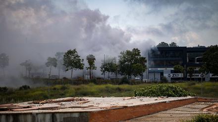 Bei einem Feuer in einer Lagerhalle in Spanien für Chlor ist eine giftige Wolke freigesetzt worden. 