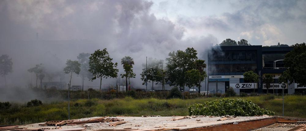 Bei einem Feuer in einer Lagerhalle in Spanien für Chlor ist eine giftige Wolke freigesetzt worden.