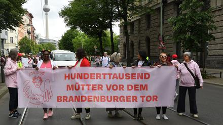 Demonstrantinnen und Demonstranten fordern mehr Unterstützung für Mütter. 