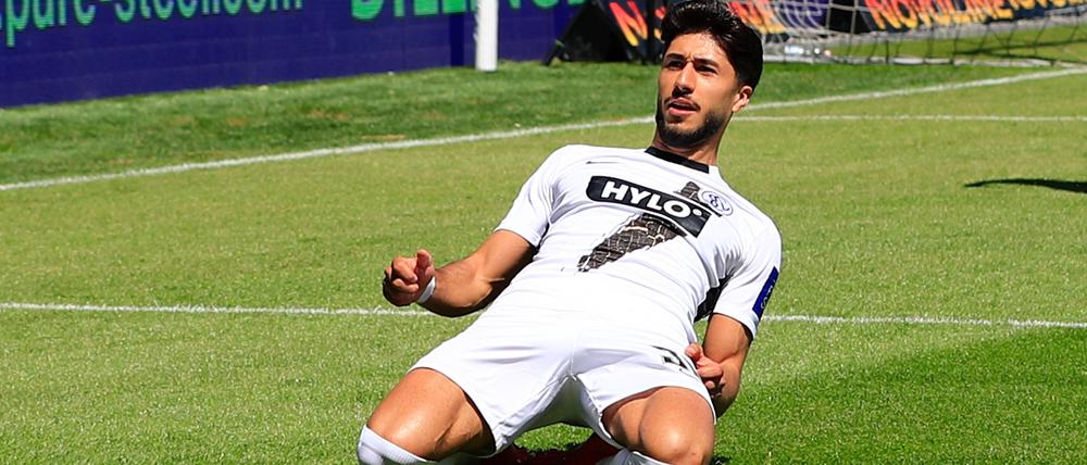 Muhammed Damar feiert das zwischenzeitliche 2:0 der SV Elversberg gegen Eintracht Braunschweig.
