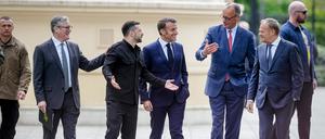 Auf historischer Mission: Großbritanniens Premier Keir, der ukrainische Präsident Wolodymyr Selenskyj, Frankreichs Präsident Emmanuel Macron, Kanzler Friedrich Merz und Donald Tusk, Ministerpräsident von Polen, am Samstag in Kiew.