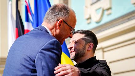 Bundeskanzler Friedrich Merz wird von Wolodymyr Selenskyj, Präsident der Ukraine, vor dem Marienpalast in Kiew empfangen (Archivbild).