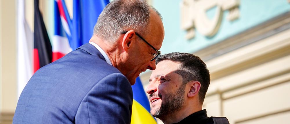 Bundeskanzler Friedrich Merz wird von Wolodymyr Selenskyj, Präsident der Ukraine, vor dem Marienpalast in Kiew empfangen (Archivbild).