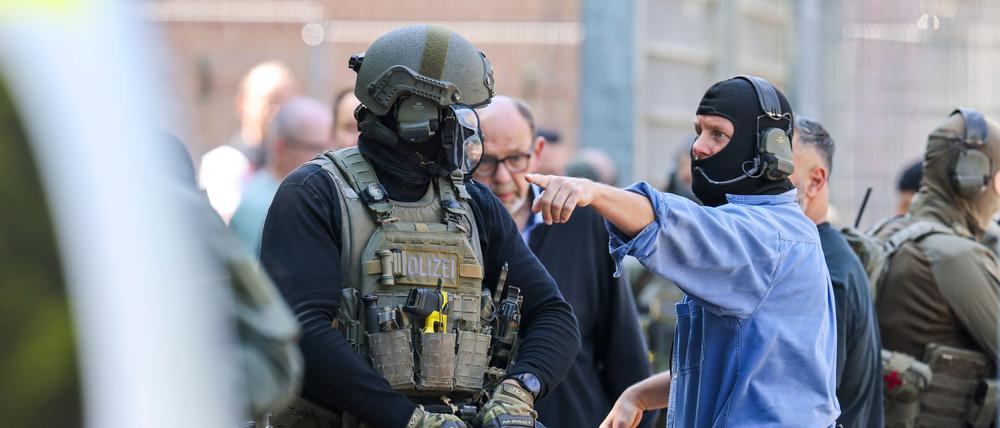 Auch schwer bewaffnete Einheiten der Polizei waren im Einsatz.