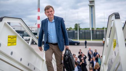 Für den neuen Außenminister Wadephul ist die Antrittsreise nach Israel eine erste diplomatische Bewährungsprobe. Wie deutlich wird er sich zur Lage in Gaza äußern?