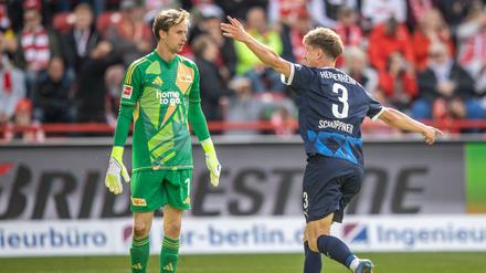 Frederik Rönnow (links) parierte einige Male stark, konnte den klaren Sieg der Heidenheimer (im Bild Jan Schöppner) aber nicht verhindern. 