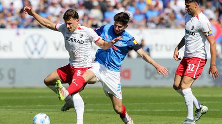 Freiburgs Maximilian Eggestein (l) und Kiels Armin Gigovic kämpfen um den Ball.