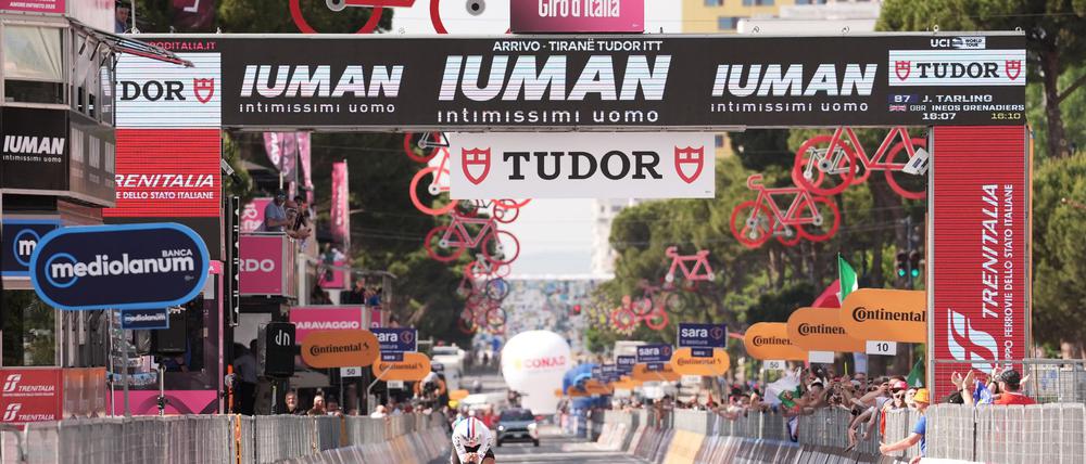 Joshua Tarling hat das Zeitfahren in Tirana gewonnen.