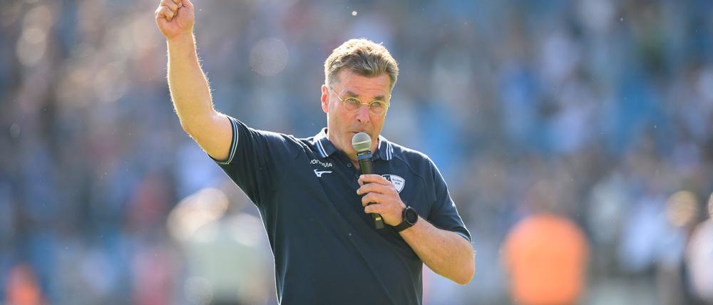 Sprach nach dem Spiel zu den Fans: Bochums Trainer Dieter Hecking.