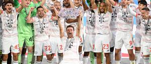 Thomas Müller mit der Meisterschale.