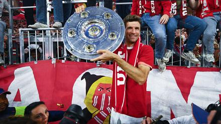 Thomas Müller zeigt die Meisterschale.
