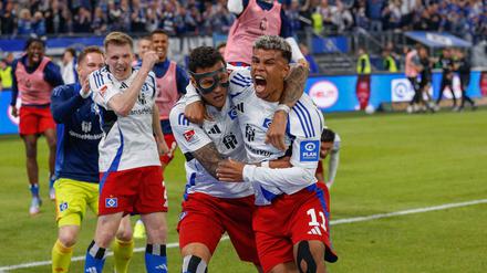 2 : 1 durch Ransford-Yeboah Königsdörffer der jubelt mit Davie Selke  HSV  Deutschland , Hamburg , Volksparkstadion , Fussball , 2 . Bundesliga , Hamburger SV - SSV Ulm *** 2 1 by Ransford Yeboah Königsdörffer who cheers with Davie Selke HSV Germany , Hamburg , Volksparkstadion , Football , 2 Bundesliga , Hamburger SV SSV Ulm