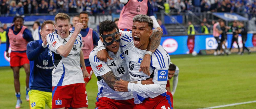 2 : 1 durch Ransford-Yeboah Königsdörffer der jubelt mit Davie Selke HSV Deutschland , Hamburg , Volksparkstadion , Fussball , 2 . Bundesliga , Hamburger SV - SSV Ulm *** 2 1 by Ransford Yeboah Königsdörffer who cheers with Davie Selke HSV Germany , Hamburg , Volksparkstadion , Football , 2 Bundesliga , Hamburger SV SSV Ulm