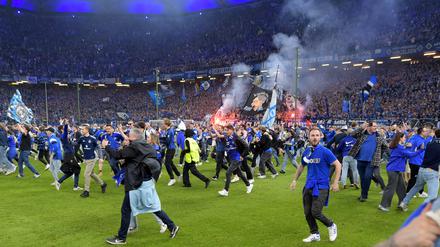 Platzsturm im Hamburger Volksparkstadion. 