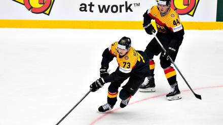 NHL-Profi Lukas Reichel (vorn) hofft bei der WM in Dänemark und Schweden auf neue NHL-Interessenten.