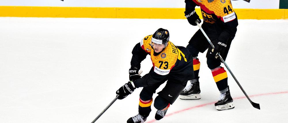 NHL-Profi Lukas Reichel (vorn) hofft bei der WM in Dänemark und Schweden auf neue NHL-Interessenten.