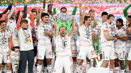 Der FC Bayern um Torjäger Harry Kane bejubelt die Meisterschaft.