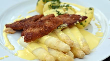 Diejenigen, die Spargel mögen, essen ihn am liebsten mit Sauce hollandaise (einer Soße, die ursprünglich nur aus Butter, Eigelb und einer Reduktion aus Weißwein besteht). (Archivbild)