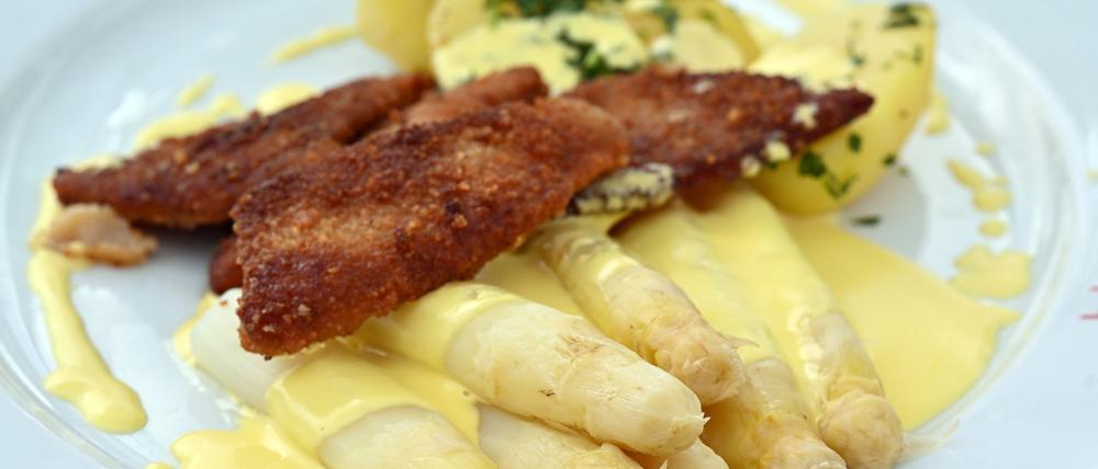 Diejenigen, die Spargel mögen, essen ihn am liebsten mit Sauce hollandaise (einer Soße, die ursprünglich nur aus Butter, Eigelb und einer Reduktion aus Weißwein besteht). (Archivbild)