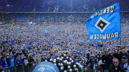Kurz wurde die Situation brenzlig, dann feierten die Fans aber überwiegend friedlich den Aufstieg des Hamburger SV.